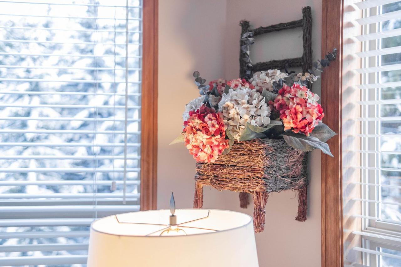 The Best Ski In Ski Out Two Bedroom Condo At Aspens Whistler Eksteriør billede